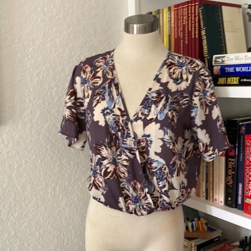 🔥 Floral Wrap Top - Purple and White